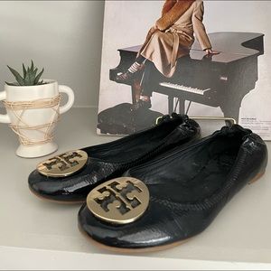 Tory Burch Navy patent flats gold logo size 8.5